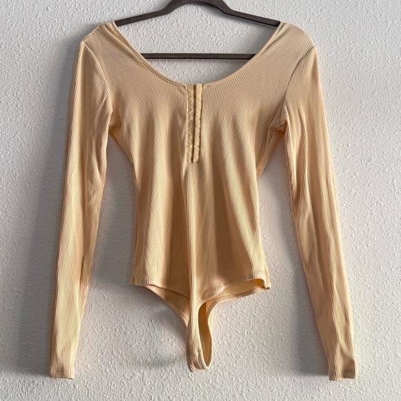 Chelsea & Violet  Bodysuit Ivory Cream long Sleeves Low scoop Neck Size M - Picture 1 of 6